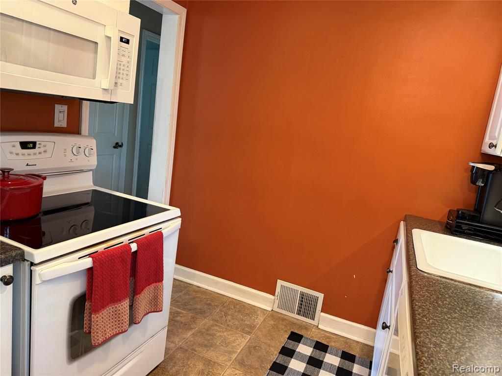 34503 Chestnut Street Wayne, MI 48184 - Photo 7 of 37