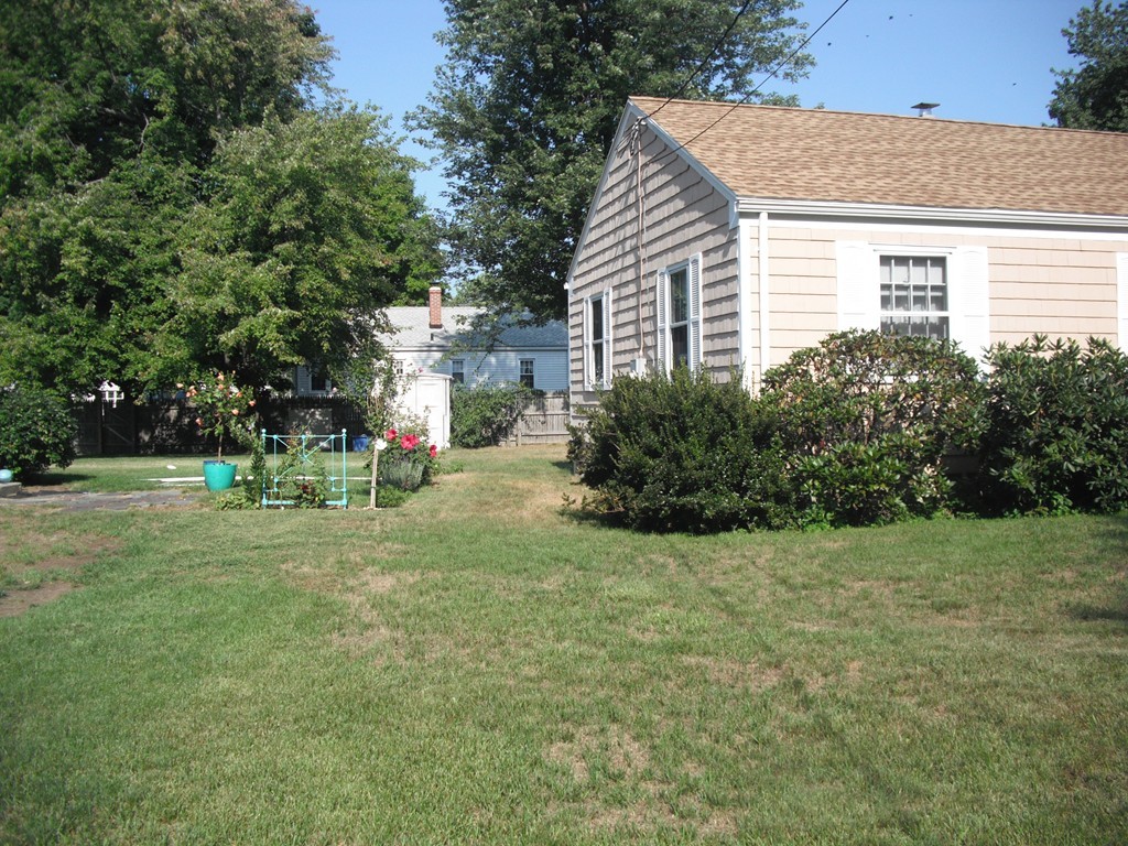 854 Grayson Drive Springfield, MA 01119 - Photo 3 of 22