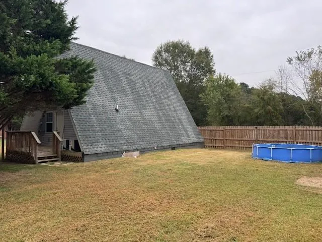a view of a house with backyard