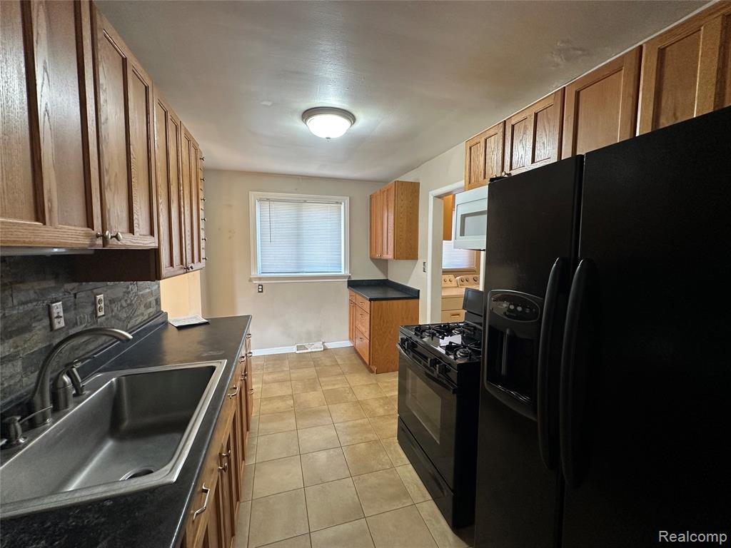 12056 East Hemingway Redford, MI 48239 - Photo 9 of 22