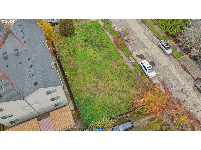 a black and white photo of a tennis court