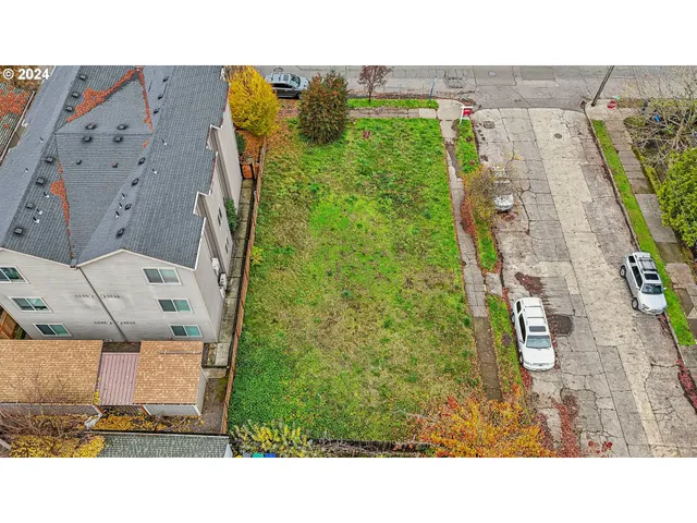 a black and white photo of a building