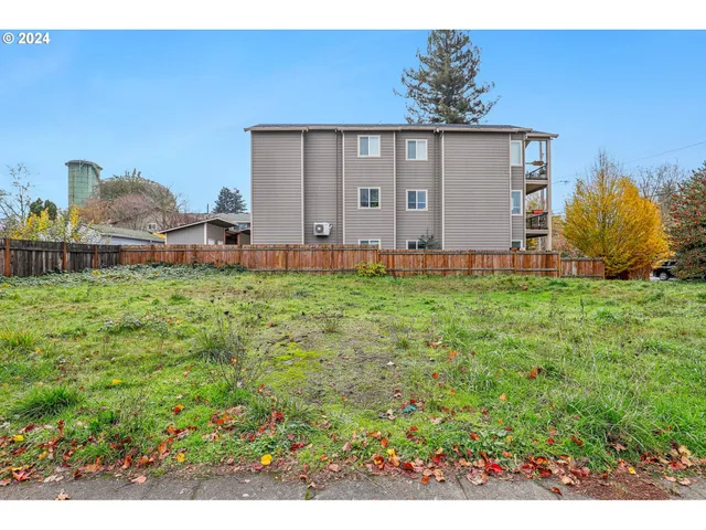 a view of a house with backyard