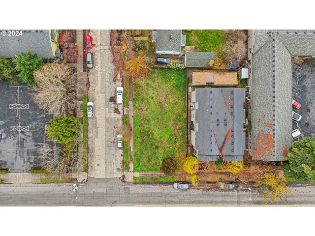 a black and white photo of a building