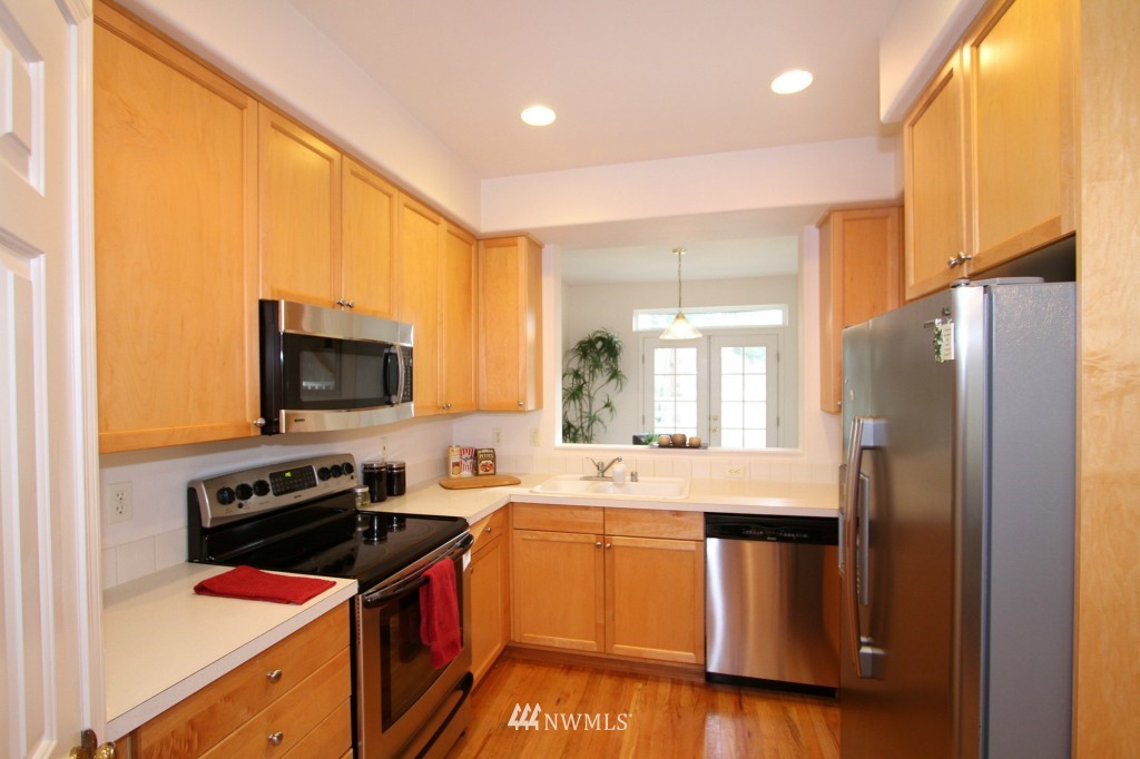 4527 Northeast 6th Court Renton, WA 98059 - Photo 3 of 17 Gallery Image 3
