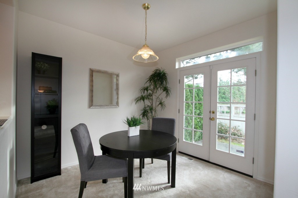 4527 Northeast 6th Court Renton, WA 98059 - Photo 5 of 17 Gallery Image 5