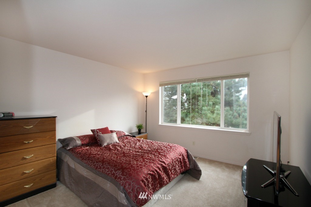 4527 Northeast 6th Court Renton, WA 98059 - Photo 10 of 17 Gallery Image 10