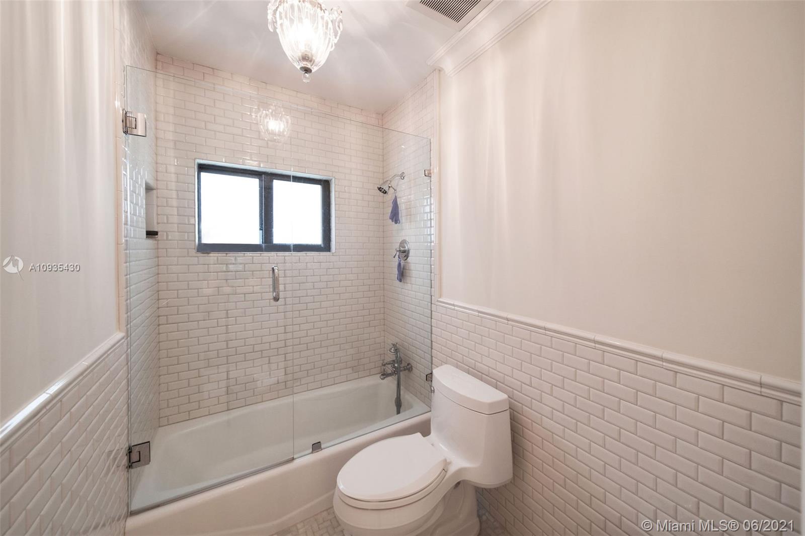 4804 Biltmore Drive Coral Gables, FL 33146 - Photo 21 of 47 a bathroom with a toilet a sink and bathtub