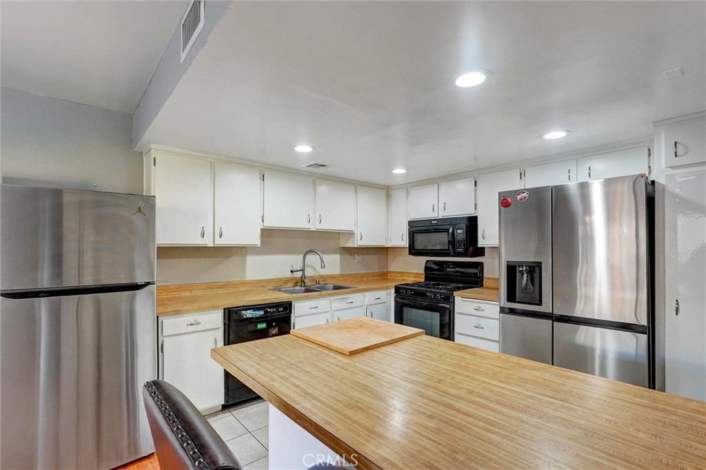 22813 Rio Clara Drive Valencia, CA 91354 - Photo 8 of 21 Breakfast Counter