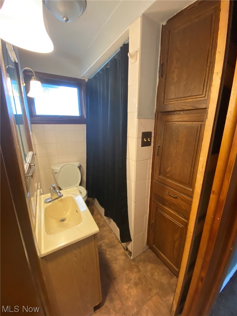 235 Ridge Street Leetonia, OH 44431 - Photo 8 of 15 First floor bath w/linen closet.