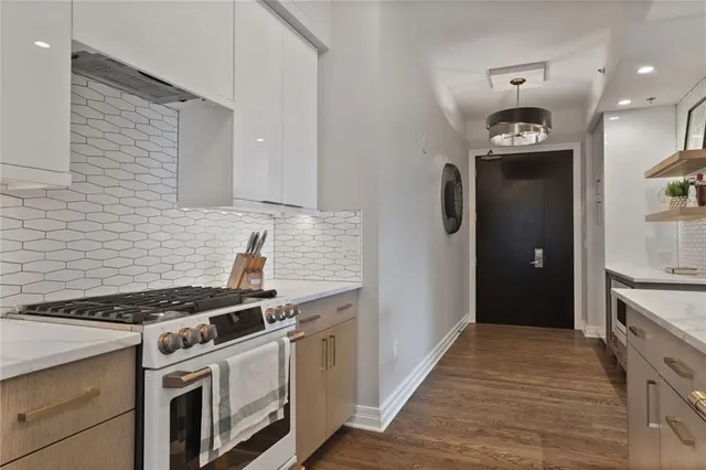 $700,000 | 4950 Central Street, Unit 206, Kansas City, MO 64112