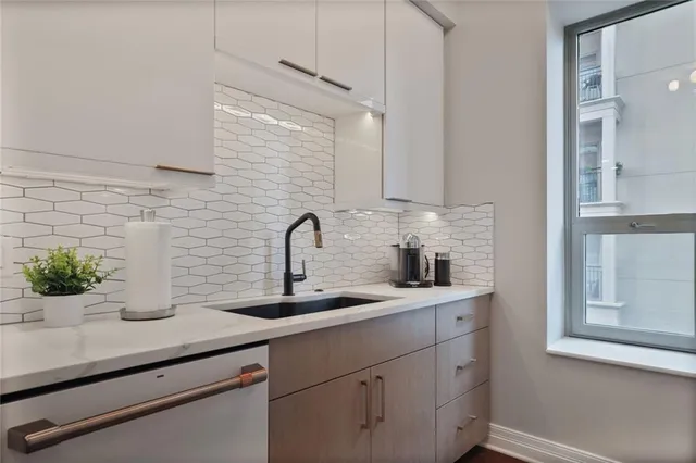 $700,000 | 4950 Central Street, Unit 206, Kansas City, MO 64112