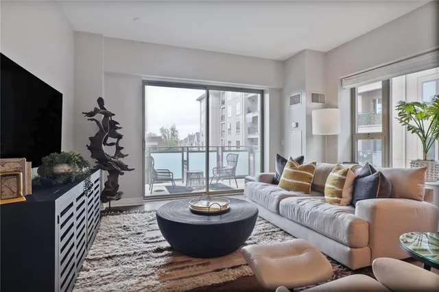 $700,000 | 4950 Central Street, Unit 206, Kansas City, MO 64112