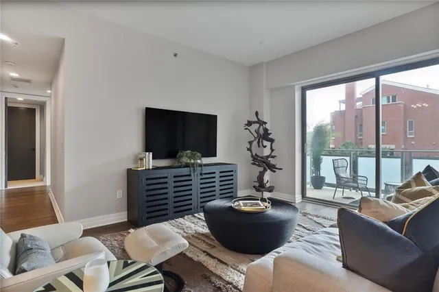 $700,000 | 4950 Central Street, Unit 206, Kansas City, MO 64112