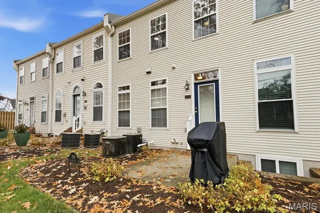 $439,000 | 419 South Geyer Road, Unit 3, St. Louis, MO 63122