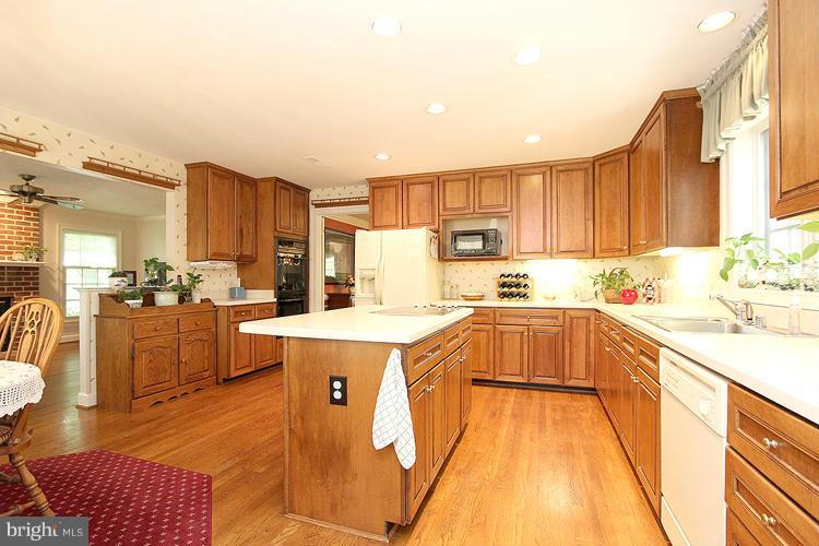 205 Tschiffely Square Road Gaithersburg, MD 20878 - Photo 12 of 30 Kitchen