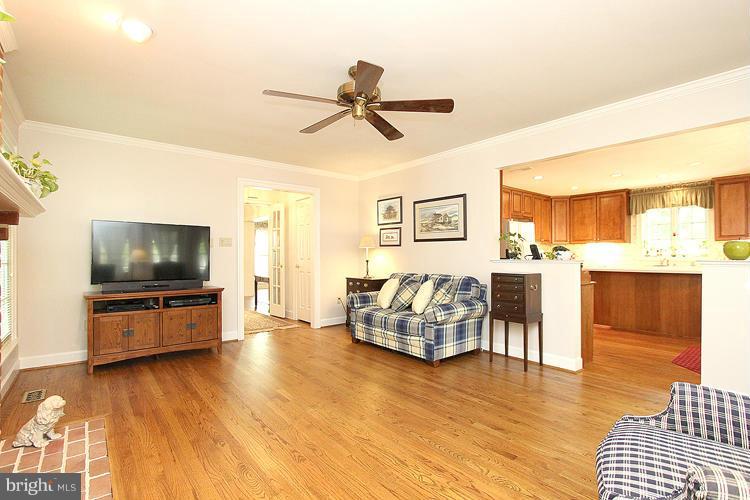 205 Tschiffely Square Road Gaithersburg, MD 20878 - Photo 13 of 30 Family Room