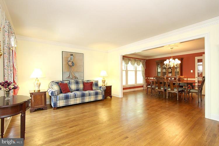 205 Tschiffely Square Road Gaithersburg, MD 20878 - Photo 4 of 30 Living Room