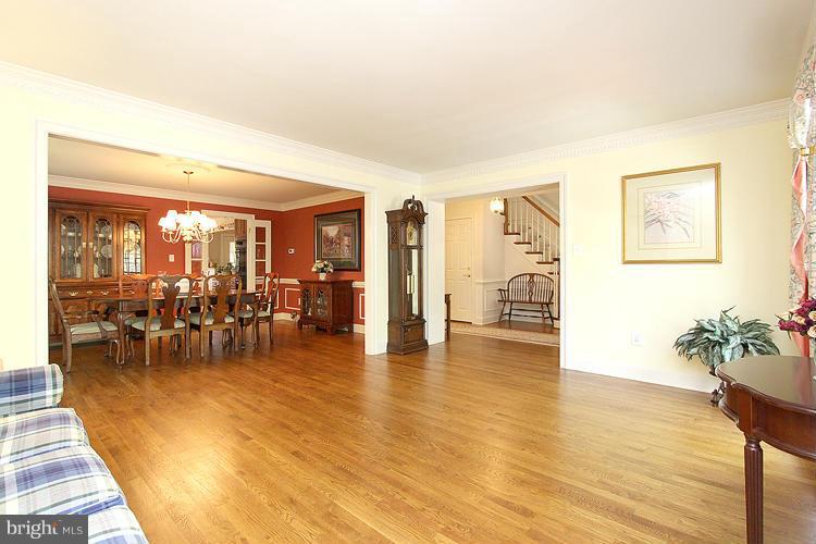 205 Tschiffely Square Road Gaithersburg, MD 20878 - Photo 5 of 30 Living Room