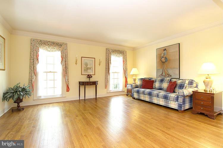 205 Tschiffely Square Road Gaithersburg, MD 20878 - Photo 6 of 30 Living Room