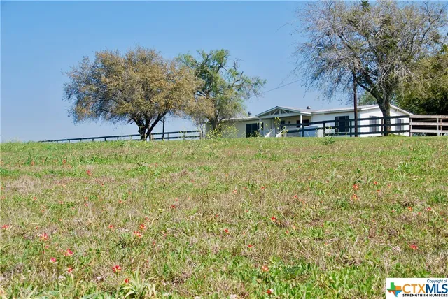 $538,000 | 2301 US 90, Flatonia, TX 78941
