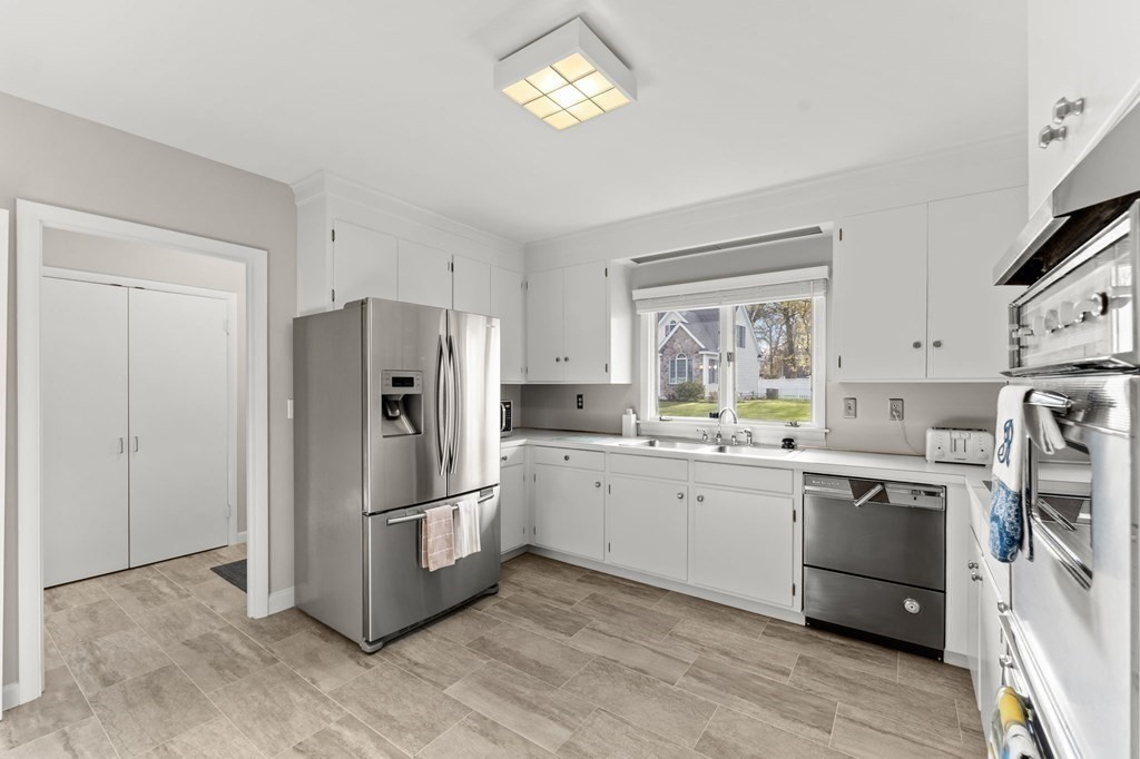 41 Westview Road Lowell, MA 01851 - Photo 5 of 22 Gallery Image 5