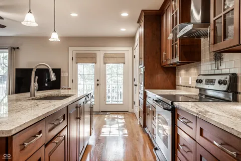$910,000 | 385 South 6th Street, Zionsville, IN 46077