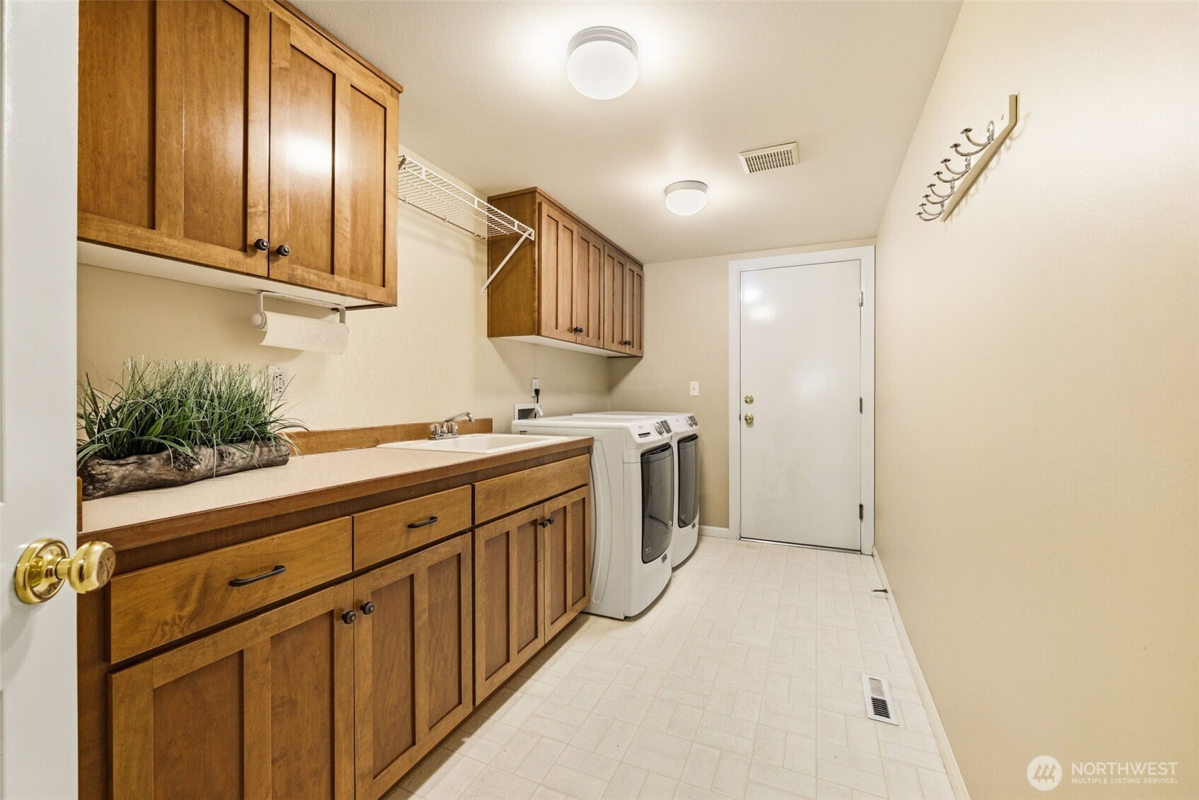 2401 Lyons Avenue Northeast Renton, WA 98059 - Photo 23 of 38