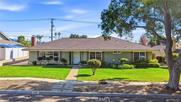 a view of a house with a yard and plants