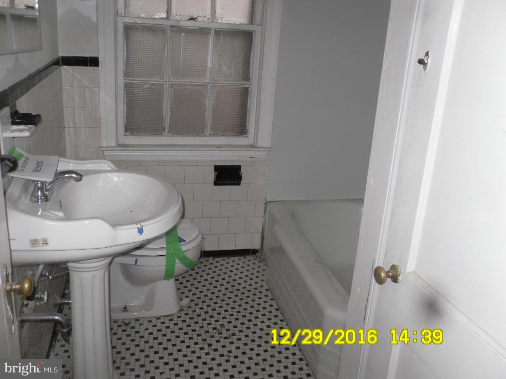 3657 Forest Hill Road Baltimore, MD 21207 - Photo 5 of 12 Bath