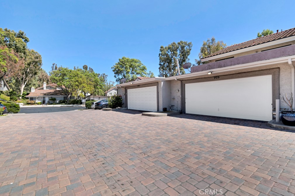 905 Thistlegate Road Oak Park, CA 91377 - Photo 32 of 34