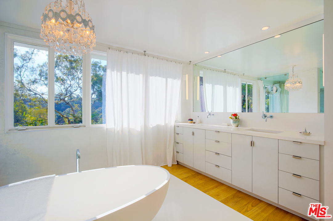 469 Upper Mesa Road Santa Monica, CA 90402 - Photo 18 of 33 a spacious bathroom with a tub sink and mirror