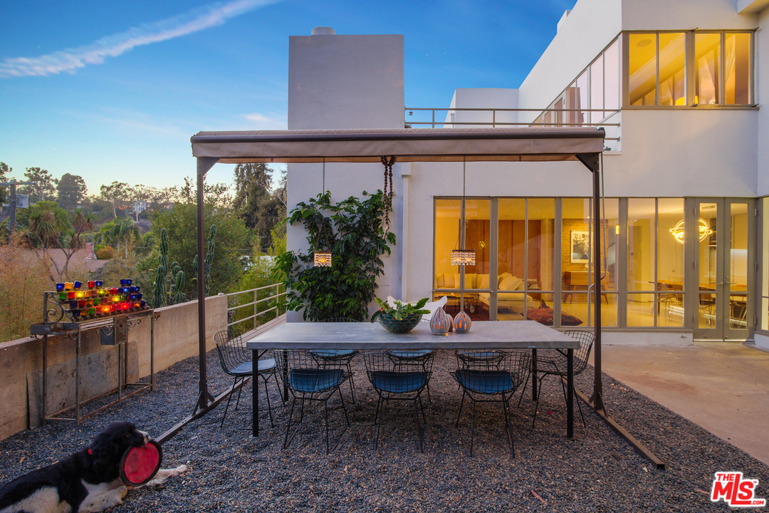469 Upper Mesa Road Santa Monica, CA 90402 - Photo 31 of 33 a view of a tables and chairs in patio