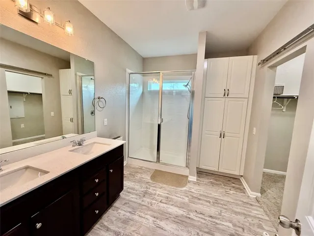 a view of entryway with bathroom