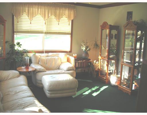 22 Munce Road Washington, PA 15301 - Photo 2 of 8 Living Room.