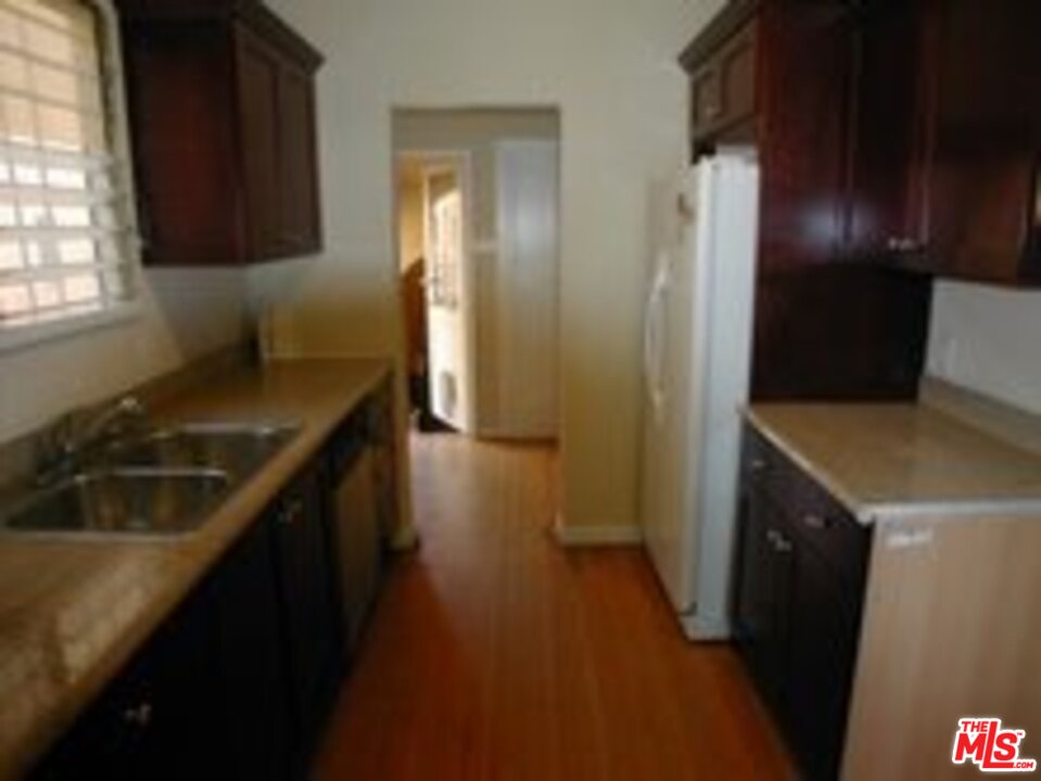 1277 South Ridgeley Drive Los Angeles, CA 90019 - Photo 3 of 6