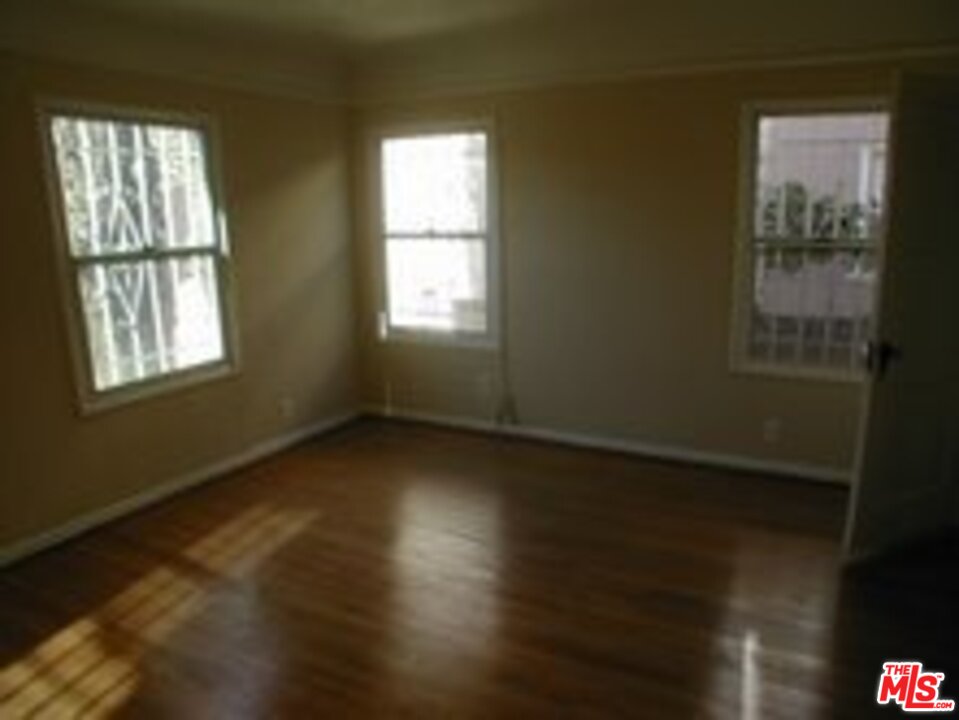 1277 South Ridgeley Drive Los Angeles, CA 90019 - Photo 5 of 6