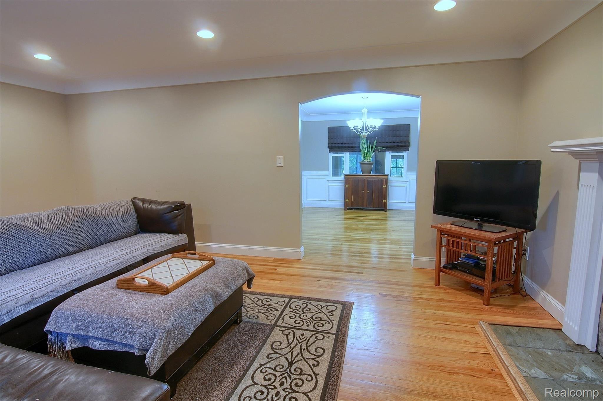 9810 Allen Road Allen Park, MI 48101 - Photo 5 of 32 6-Great Room 4th View.jpg