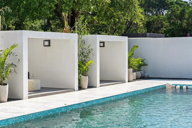 a view of a back yard