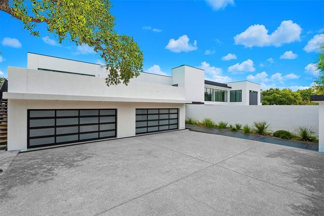 a view of a house with a yard and garage