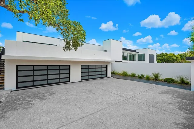 a view of a house with a yard and garage