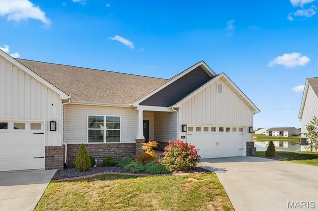 $438,800 | 828 Applewood Creek Drive, Fairview Heights, IL 62208