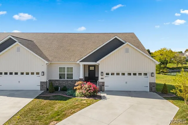 $438,800 | 828 Applewood Creek Drive, Fairview Heights, IL 62208