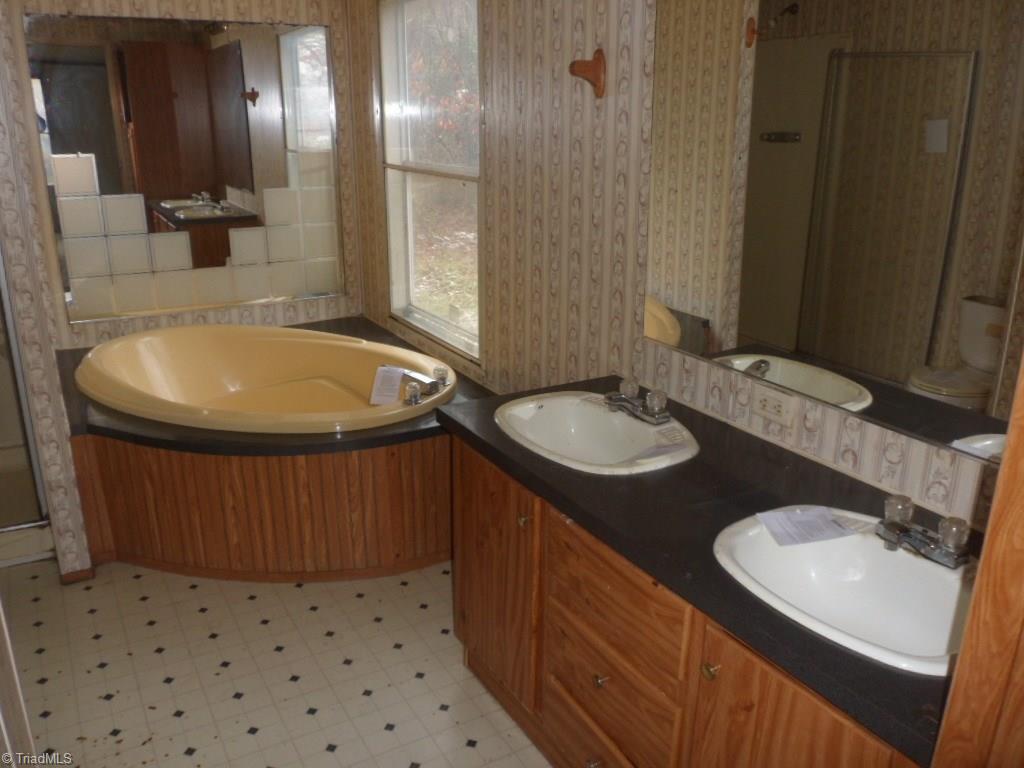 379 Cunningham Brick Yard Road Lexington, NC 27292 - Photo 5 of 10 Gallery Image 5