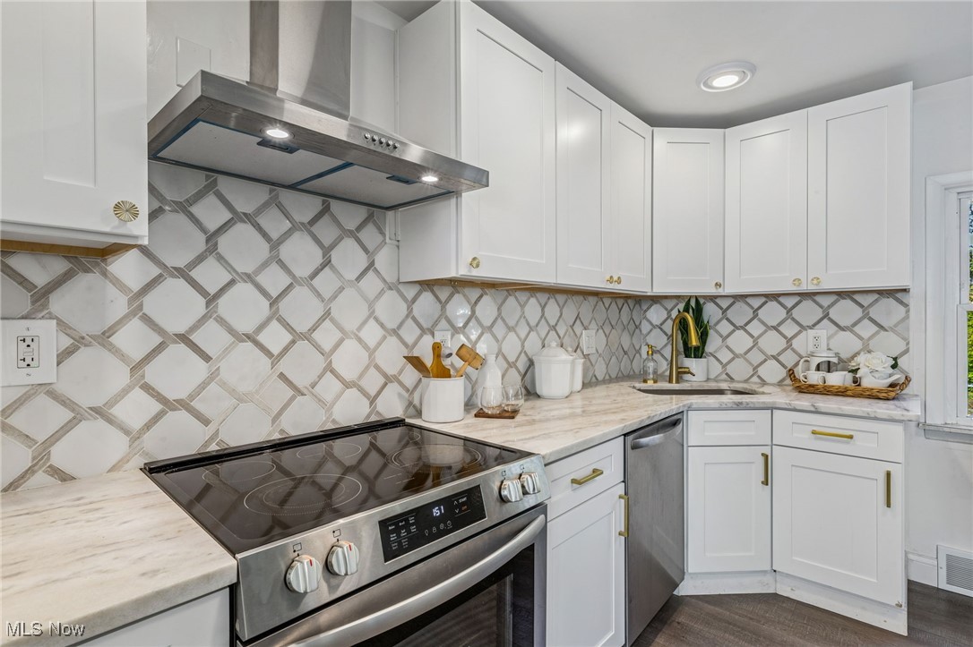 1744 South Green Road Cleveland, OH 44121 - Photo 16 of 40 Kitchen.