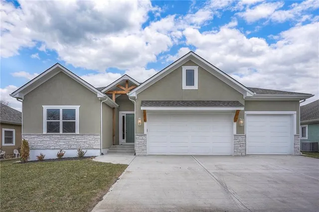 $444,900 | 22609 Cole Court, Peculiar, MO 64078