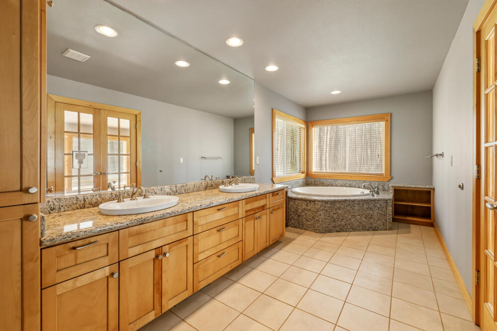 50205 Highway 62 Chiloquin, OR 97624 - Photo 22 of 44 Primary bathroom, w/French Door entry from Primary bedroom