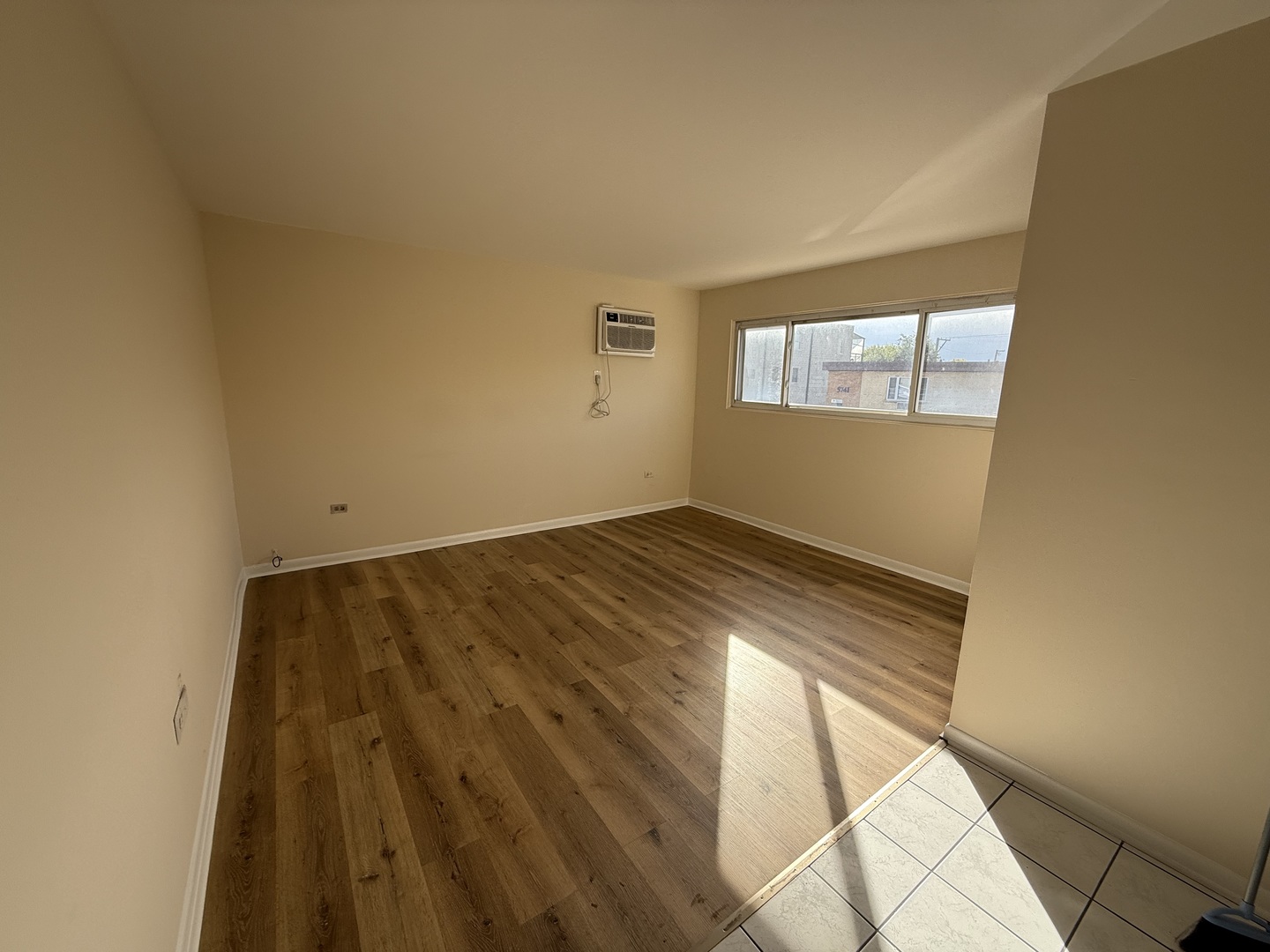 5758 35th Street, Unit 201 Cicero, IL 60804 - Photo 2 of 9 a view of room