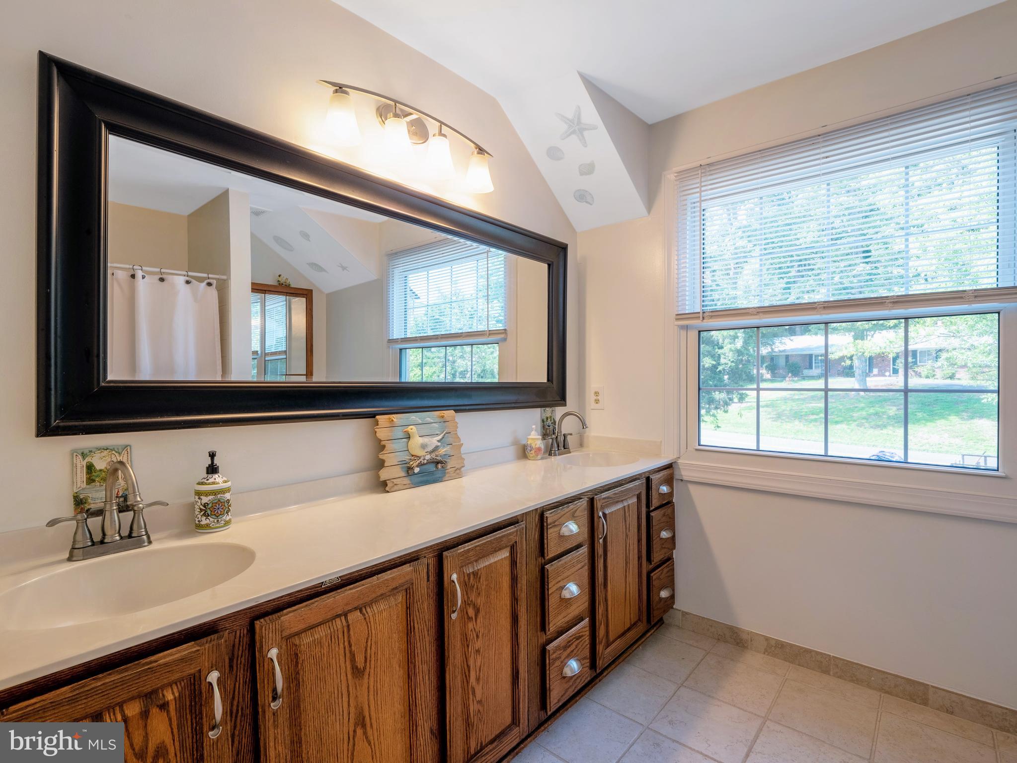 18505 Cabin Road Triangle, VA 22172 - Photo 19 of 29 Upper Hall Bath