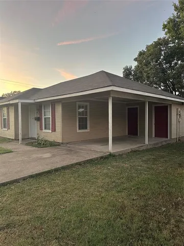 a front view of house with yard